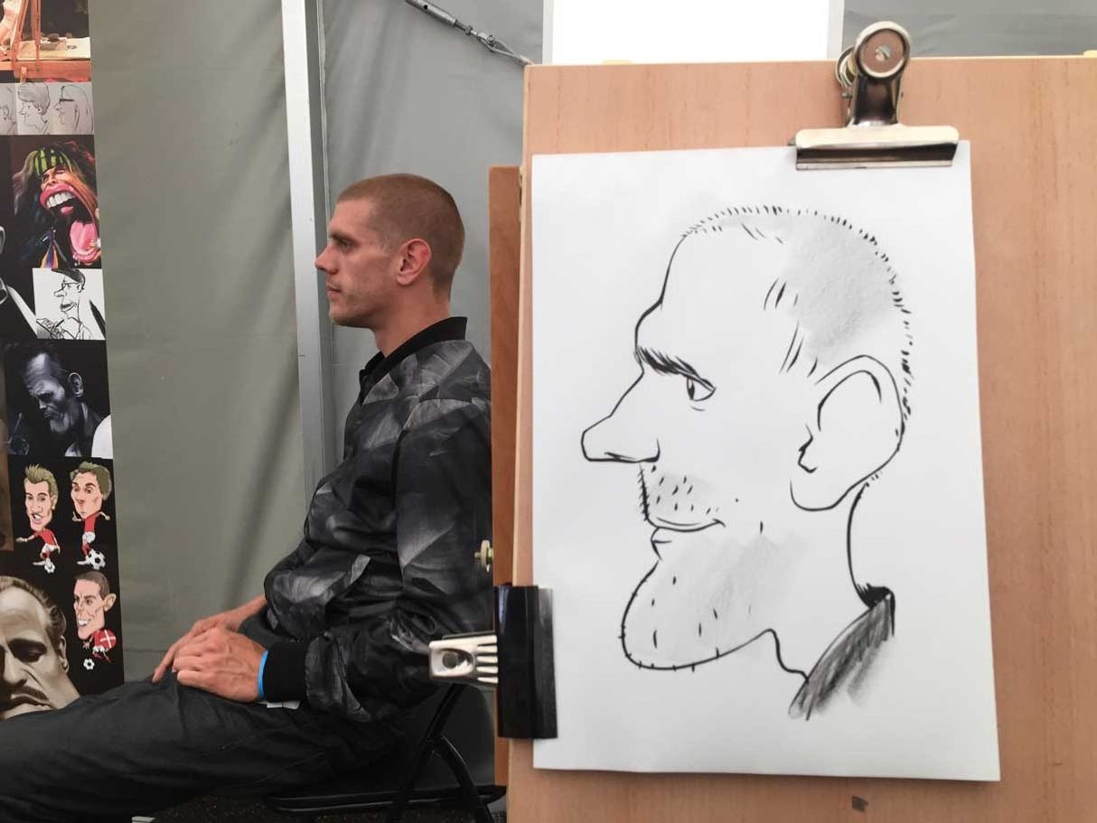 Live karikatur med Allan Buch. sort streg i profil