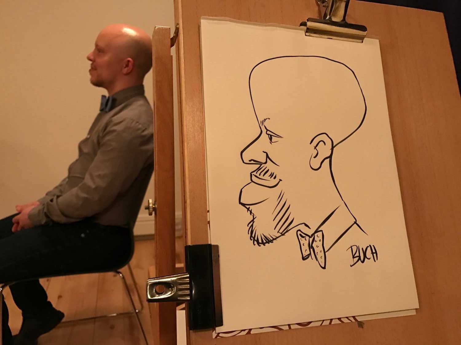 Live karikatur med Allan Buch. sort streg i profil