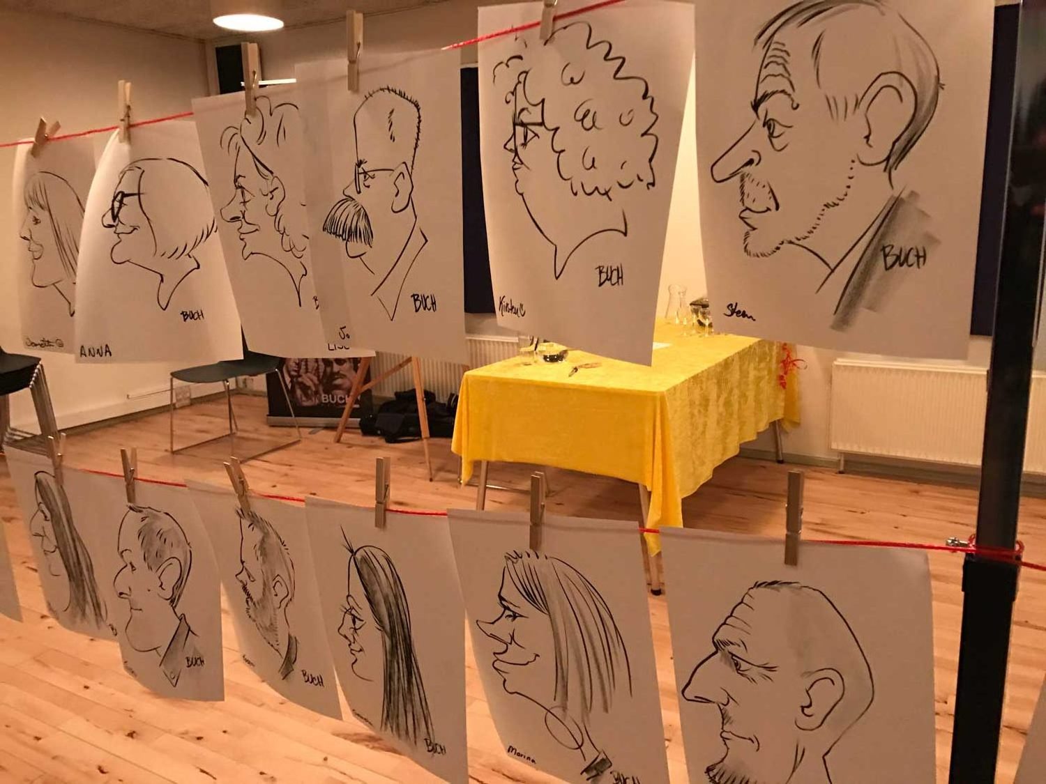 Live karikatur med Allan Buch. sort streg i profil