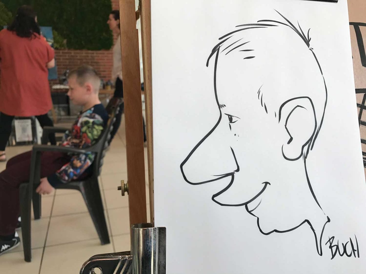 Live karikatur med Allan Buch. sort streg i profil