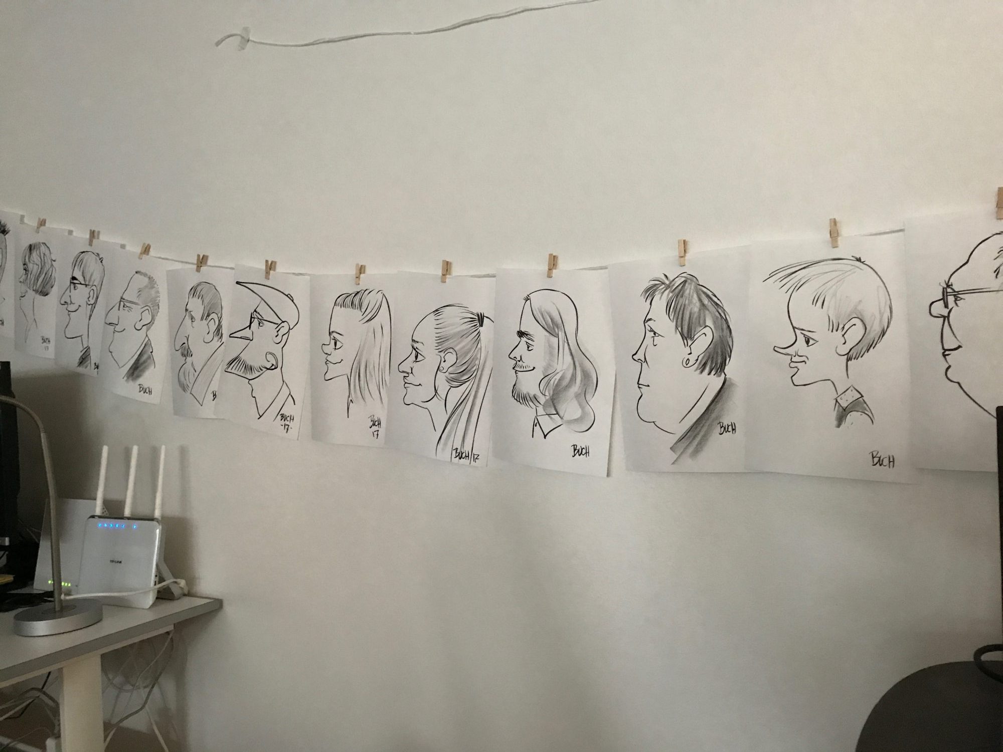 Live karikatur med Allan Buch. sort streg i profil