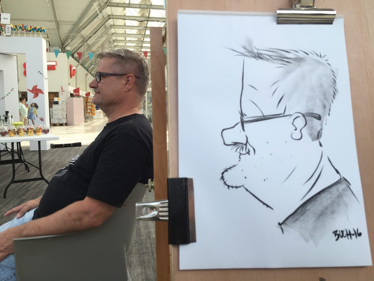 Live karikatur med Allan Buch. sort streg i profil